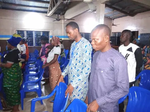 Prière avec la communauté (Eglise d'Evangelisation, la Parole du Christ au monde