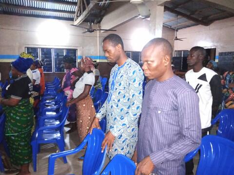Prière avec la communauté (Eglise d'Evangelisation, la Parole du Christ au monde